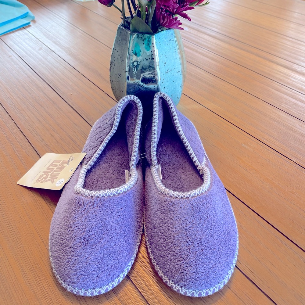 BNWT Muk Luk Slippers in soft Purple size Medium 7-8
